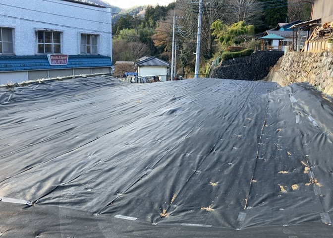 家を建てる場合、方位は要チェックです。現実的に日当たりのよい家ならばリビングは南側、建築基準法でも北側に当たる家への配慮は求められています。土地を見学に行く際は、方位磁針を持って行くようにしましょう。