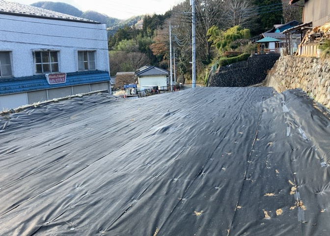 土地の前の道路に消火栓が設置されていることがあります。この場合、道路交通法第45条第1項により、駐車禁止の場所が指定されています。そのため、車庫などの駐車スペースをつくることができない場合があります。
