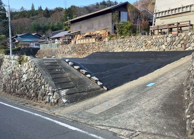 現地に行くなら、物件の周囲の地形がどうなっているかを見ることも大切です。周辺より低くなっている土地では、大雨などで水が集まりやすいため、地盤が弱くなっているということも考えられるため、注意が必要です。