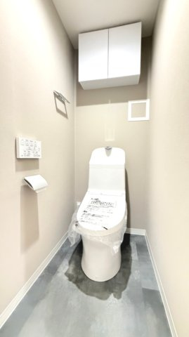 【トイレ】　窓があり明るく換気もしやすい清潔感のあるトイレで、温水洗浄便座付です。