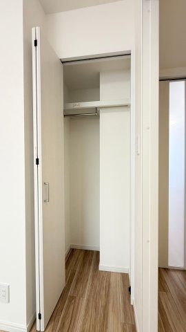 【洋室1約5.1帖　収納】　ハンガーパイプ付きの収納で、衣類をすっきりと整理整頓できます。