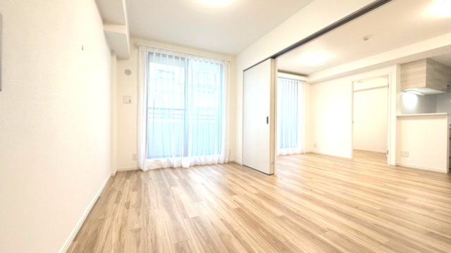 【洋室3約6.0帖】　大きな窓から陽光が差し込み、朝は気持ちよく目覚められる寝室です。