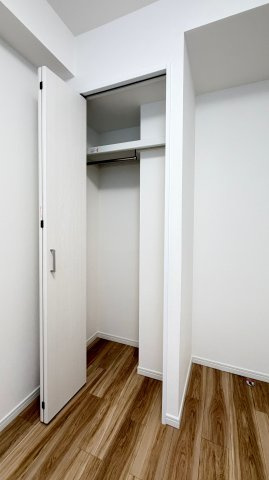 【洋室2約4.0帖　収納】　小物から衣類まで整理しやすく、居室をすっきりと保てる収納です。