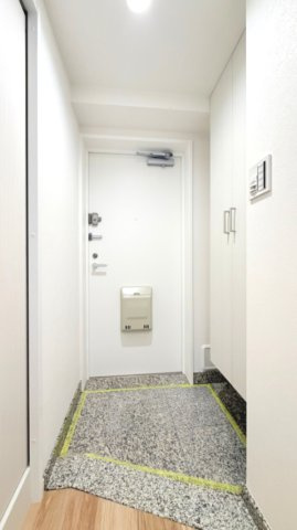 【玄関】　白を基調とした明るい玄関はゆとりがあり、来客時も気持ちよく出迎えられます。