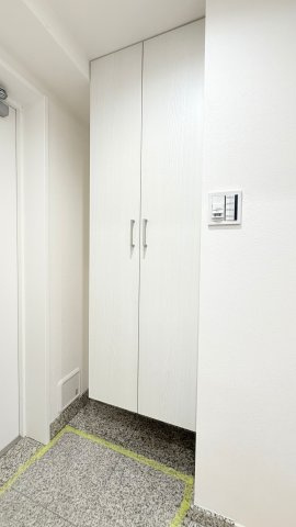 【玄関収納】　シューズボックスは大容量のハイタイプなので、整理整頓してすっきりとした空間を保つことができそうです。