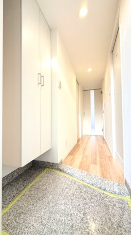 【廊下】　各居室を結ぶ廊下は明るい光が差し込み、家の中を心地よくつないでくれます。