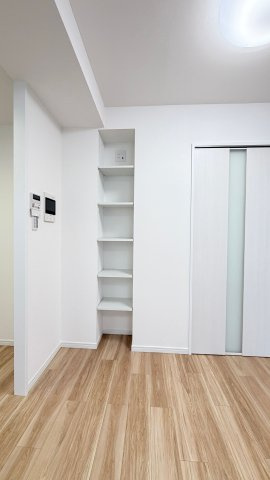 【LDK収納】　リビングでよく使う雑貨や生活用品をしまえる、便利な収納スペースです。
