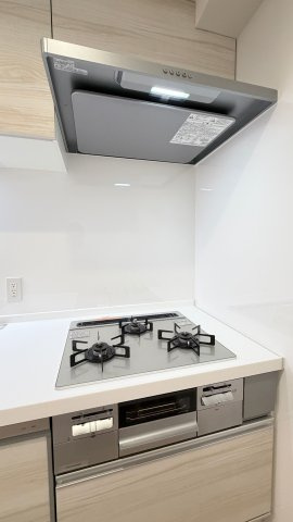 【3口コンロ】　同時に複数の調理ができる3口コンロで、忙しい日の食事作りもはかどります。