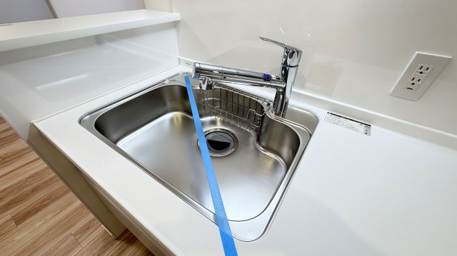 【シンク】　広めのシンクは大きな鍋やまな板も洗いやすく、家事の負担を軽くしてくれます。
