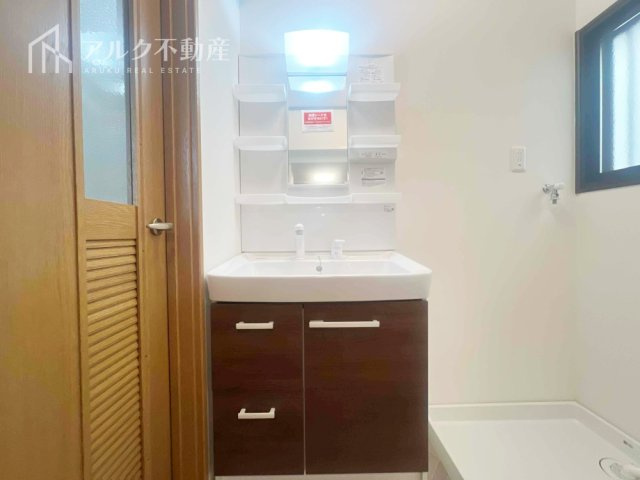 明るい洗面台です