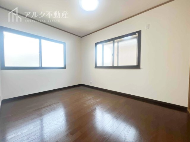 二面採光の明るい洋室です