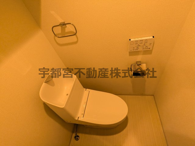 温水洗浄便座付きのトイレ、　今では一家に一台の時代です　