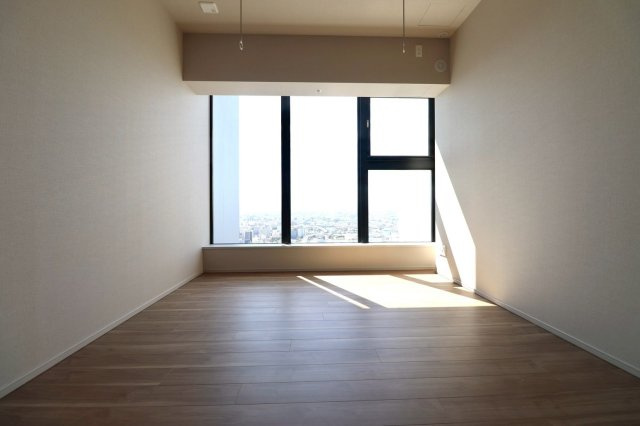 【洋室】約9.0帖の洋室！周りに高い建物も少なく洋室からも大阪の景色が一望できます◎