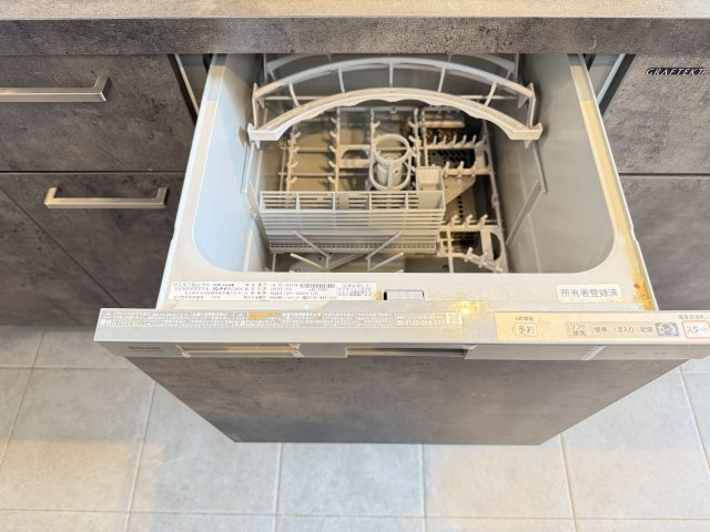 ビルトイン食洗機付きで、毎日の家事負担を軽減。手洗いに比べて節水効果も期待でき、忙しいご家庭に嬉しい設備です。キッチンにすっきり収まる設計で、見た目もスマートな印象です。