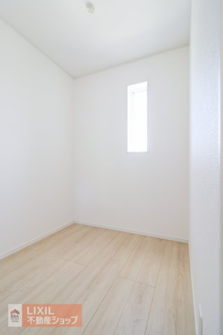 【収納】全てのお部屋に収納があるから、家具の配置も思いのまま。生活感をすっきり隠して、広々とした空間でゆったりお寛ぎいただけます。自分好みの心地よさを、心ゆくまで。　