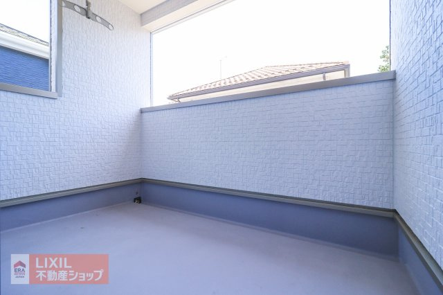 【バルコニー】奥行きがあり外壁で囲まれているため、天候や風の影響を受けにくいのがインナーバルコニーのメリット。夏の急な夕立でも大切な洗濯物を守ってくれます。　