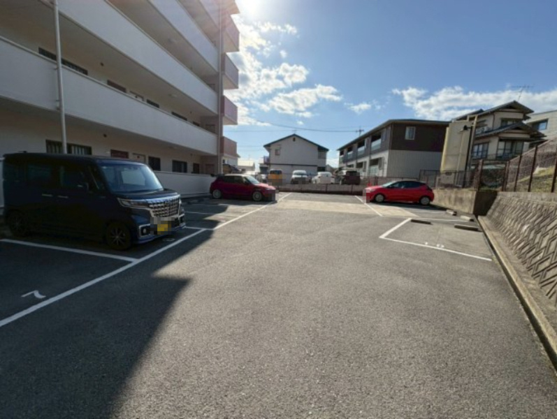 敷地内に平面駐車場を完備しています。区画が分かりやすく、車の出し入れもしやすい配置です。周辺道路との接続も良好で、通勤や買い物にも便利。日常的に車を利用する方にとって、安心して使える駐車スペースです。