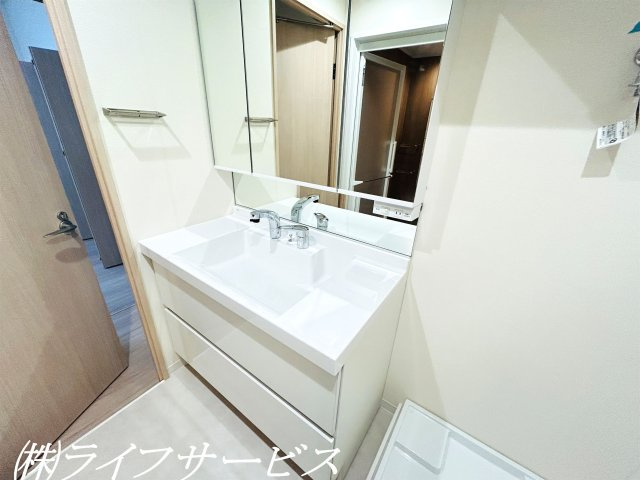 三面鏡シャワー付洗面化粧台