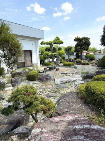 和の趣を感じる緑豊かな庭園！お庭でゆったりランチやティータイムも！