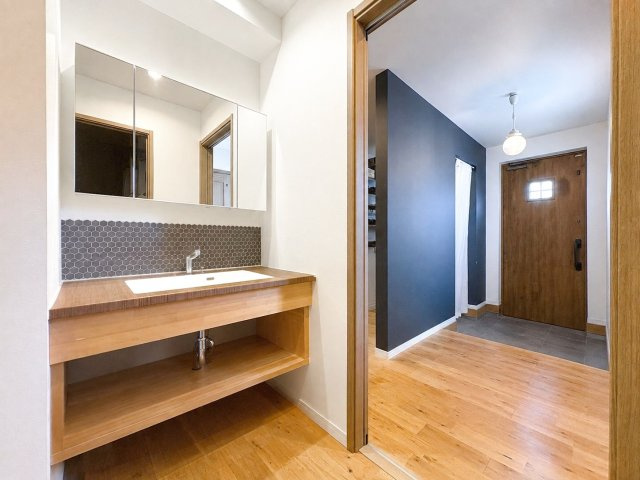 ※AI加工により荷物を消去しています（現況優先）　玄関近くの独立洗面台で、帰宅後すぐに手洗いができます！