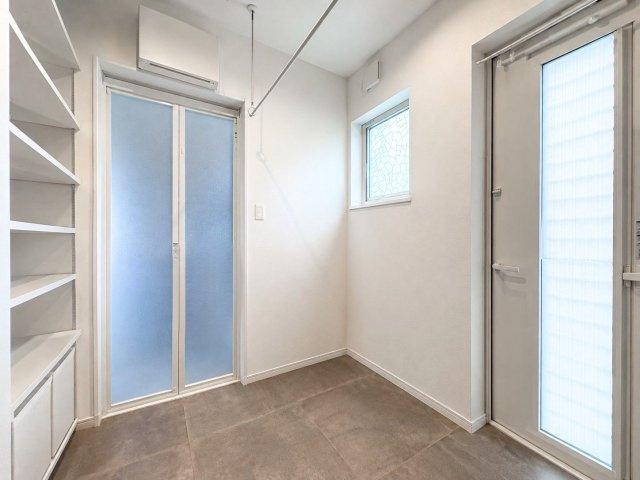 ※AI加工により荷物を消去しています（現況優先）　脱衣所が独立しているので、来客時に生活感を隠せて、家族の入浴時も気兼ねなく洗面台を使えます！