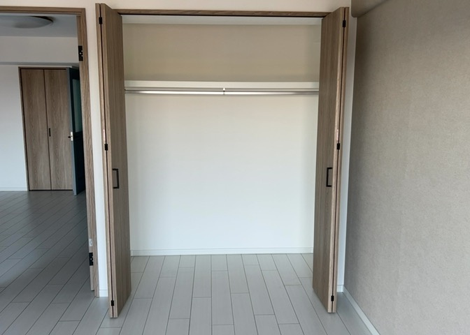デザイン性を重視しすぎて収納が少なかった！なんてことにならないため、事前に現地で収納の数を確認しておくことをお勧めします。クローゼット以外にも床下収納や屋根裏収納、パントリーなどもチェックしましょう。