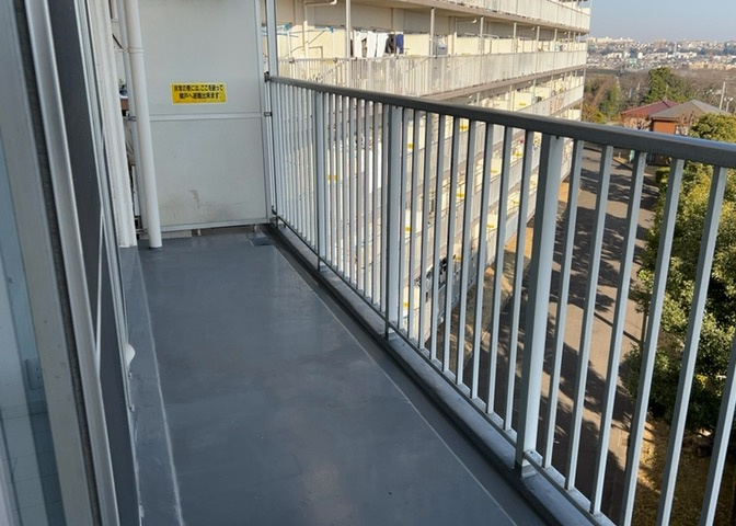 バルコニーは、室外の専用スペースのうち、「屋根がなく開放された空間」であるものを指します。ベランダより広いタイプのものが多く、日当たりもよいため家庭菜園などを楽しみたい人にとって適した環境となります。