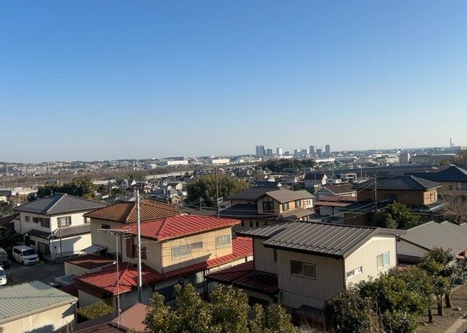 眺望の良さを楽しめるダイニングキッチンで家族団らんの時間を過ごしてはいかがでしょうか。バルコニーから見える景色を家族で眺める時間は、時間が経つのを忘れてしまいそうですね。是非、現地を見に行きましょう！