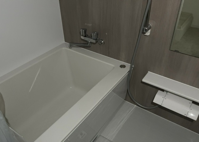 入浴時の快適さも大事なことですが、綺麗な状態を維持できなければ気持ちよく入浴できません。毎日の掃除が楽という点は大事なポイントになります！カビが生えにくく掃除がしやすい、壁や浴槽を選ぶといいでしょう。