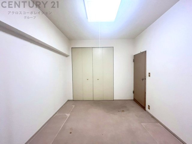 明るい色合いのフローリングとクロスを使用した洋室は家具やインテリアとも調和しやすく空間が広く感じられ開放感を生み出します。自然光を効果的に反射し、室内を明るく保つため、日中の照明使用を抑えられます。