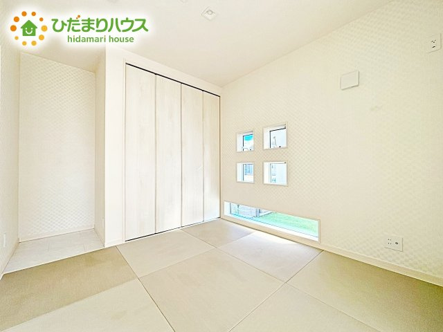 リビング横の和室スペースはキッチンから見渡せ、お料理中でもお子様の様子を確認できますね！