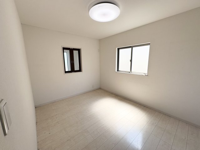 2階　6.75帖　2面採光で開放感あるお部屋です