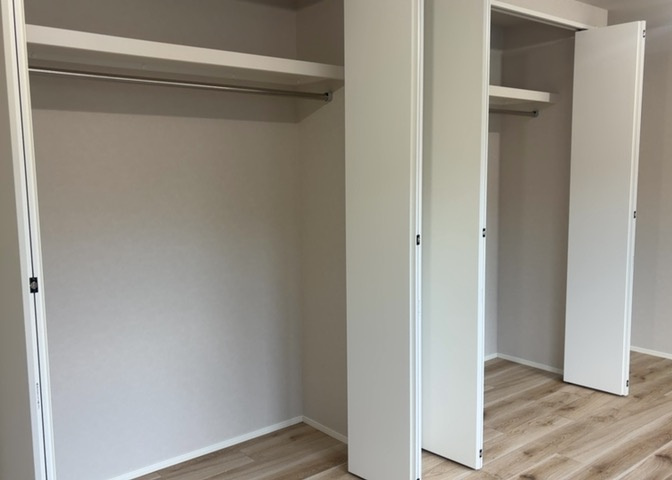 デザイン性を重視しすぎて収納が少なかった！なんてことにならないため、事前に現地で収納の数を確認しておくことをお勧めします。クローゼット以外にも床下収納や屋根裏収納、パントリーなどもチェックしましょう。