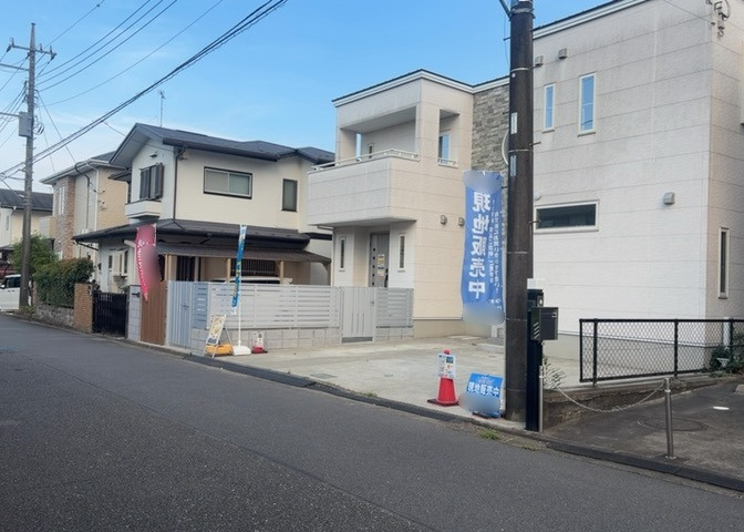 住宅用の土地では前面道路に2m以上接していなければならないと法律で定められています。しかし、お持ちの車のサイズやライフスタイルなどにより、2mでは利便が悪い場合もございますので、事前に確認しましょう。