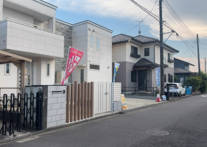 お持ちの車種によっては前面道路が広い方が便利でしょう。しかし、前面道路が広ければその分交通量が多くなるため、騒音などが気になる場合があります。実際に現地を見学し、周辺交通量や騒音などを確認しましょう！