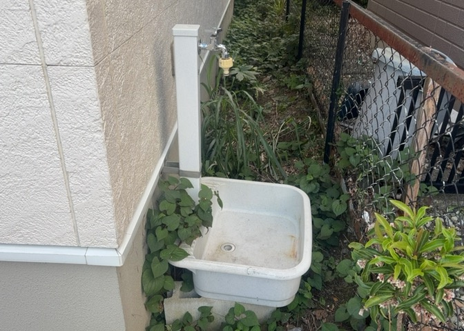 敷地内に散水栓や立水栓があると便利です。水道水を直接利用できるため、水を運ぶ手間を省くことが出来ます。大量の水を必要とする洗車作業や清掃などに役立ちます。その他設備とあわせて、現地でご確認ください。