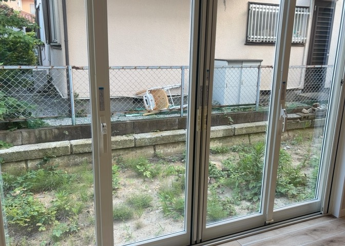 サッシは、ガラス窓に使用される金属製の窓枠です。一般的に住宅建築では、金属製建具工事の段階でガラス類・玄関などと同時に設置されます。種類や構造により断熱性能や遮音性能が異なるので現地でご確認ください。
