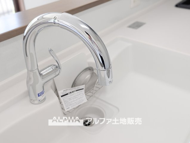 【Water　cleaner】　◆浄水器◆蛇口から流れ出すお水はクリーンでいつも楽しめます。また浄水器内臓シャワー混合栓なので場所取らずのスッキリとしたスタイルです。