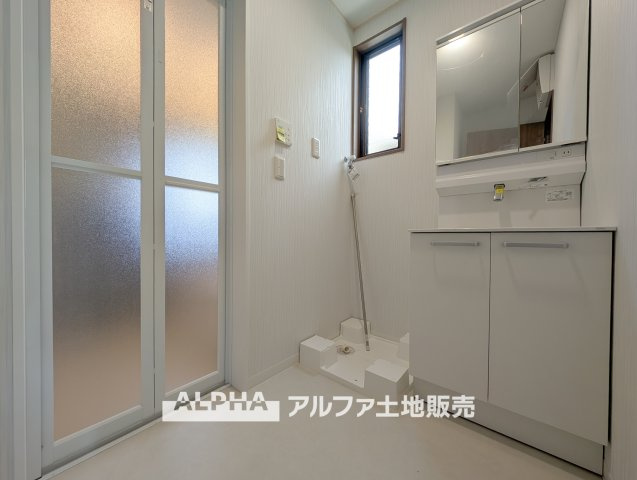 【Laundry　space】　◆ランドリースペース◆広々した空間で雨の日でも十分に洗濯物を乾かすことが出来ます。バスルームには浴室換気乾燥機も付いているので重宝しますね。
