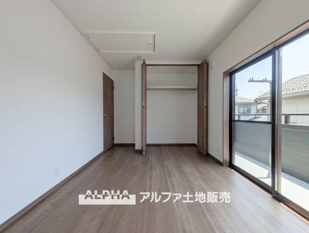 【bright　room】　◆明るさを感じる洋室◆やわらかな光が室内に広がり、日中も快適に過ごせる一室。プライベート空間として落ち着いた時間を過ごせます。