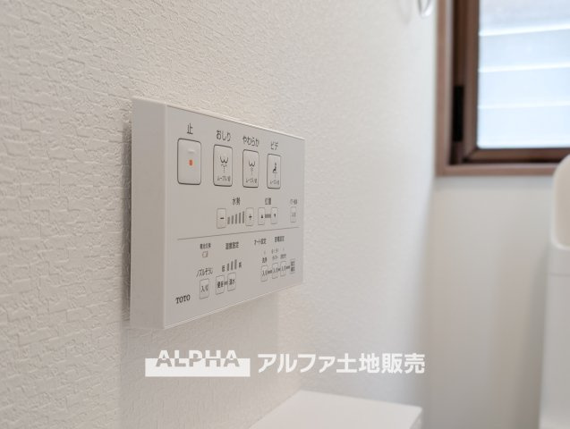 【Warm　water　flush　toilet】　◆温水洗浄便座付きトイレ◆お掃除も楽々。快適に過ごすためには今や欠かせない設備の一つです。壁掛けリモコンで使いやすくいつでも清潔に保てます。