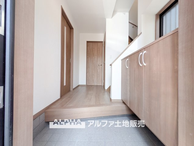 【Welcome　Space】　◆玄関◆帰宅時にほっとできる、穏やかな空気感の玄関。整った空間が日々の切り替えを自然にサポートし、来客時にも好印象を与えます。