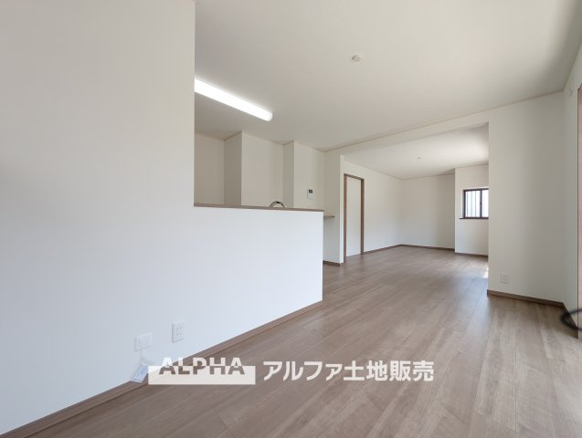 【A　place　that　feels　right】◆自然と人が集まる◆　広がりを感じる住空間と、手触りのある落ち着いた雰囲気。　ここで重ねる毎日が、暮らし方そのものを静かに変えていく。