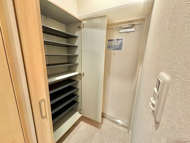 玄関は収納スペースもしっかり確保　いつもきれいな玄関を保つことができます