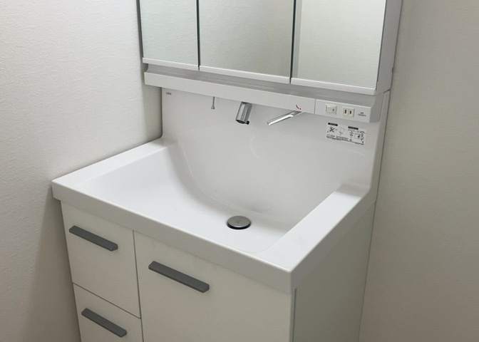 洗面化粧台では顔を洗ったり、身だしなみを整えることが本来の使い方ですが、用途によっては洗面化粧台に求められる機能が違ってくるため、ご自身や家族のライフスタイルに合ったものを選ぶことをおすすめ致します。