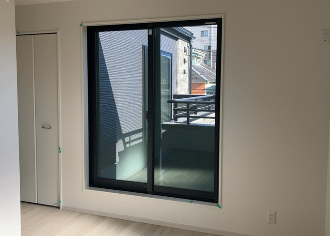 洋室のメリットは重い家具が置きやすく、身の回りが整理しやすいことです。　床がフローリングのため畳とは異なり凹みにくいです。　クローゼットなど収納が豊富で、普段使わない旅行カバンや服の整頓も簡単にです。