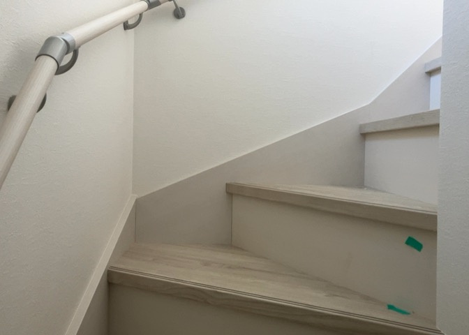 建物の上下階の通路である階段は、その位置によって動線や室内の印象が大きく左右されます。手摺にも重要な役割があり、転倒の防止・歩行や動作を円滑にして日常生活を支えることを主な目的として設置されています。