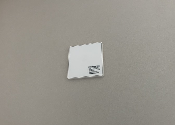 1日中建物内の換気が行われるように設計された仕組みです。気密性の高い住宅は、家に籠った空気でシックハウス症候群になる可能性がありますが、24時間換気システムであれば計画的な換気で対策が可能です。