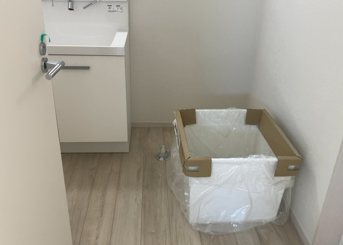 多くの戸建て住宅で見かける洗面脱衣所は、洗面台と洗濯機が2畳ほどのスペースに並べられていて、洗面所が脱衣所を兼ね備えている間取りが一般的です。お客様が利用することもある、パブリックな空間でもあります。
