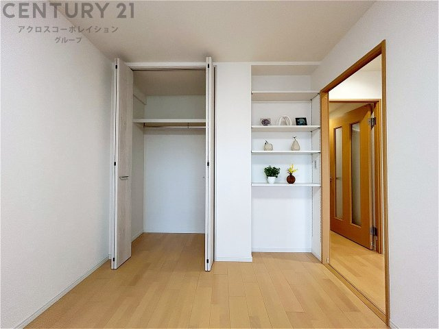 明るい色合いのフローリングとクロスを使用した洋室は家具やインテリアとも調和しやすく空間が広く感じられ開放感を生み出します。自然光を効果的に反射し、室内を明るく保つため、日中の照明使用を抑えられます。　